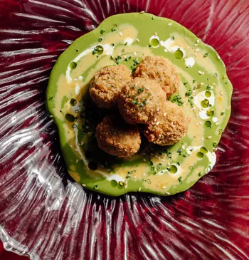 Таамия с соусом колдкарри