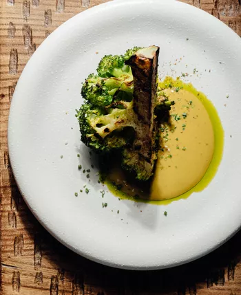 Брокколи с ореховым укропным соусом