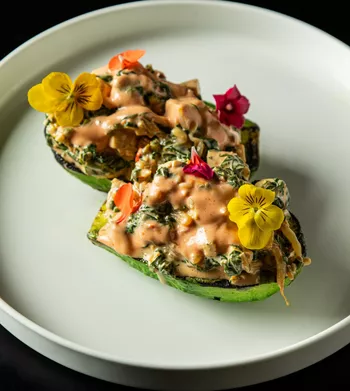 Авокадо-гриль со шпинатом и тофу