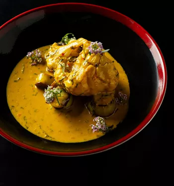 Стейк из цветной капусты с морковным карри