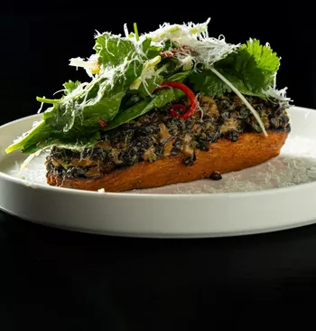 Запеченный батат с грибной икрой и ореховым соусом