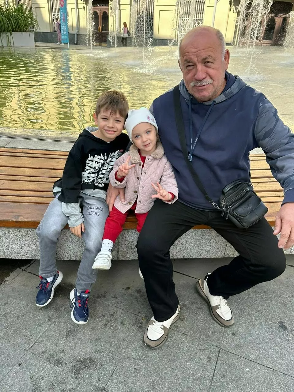 Василий Галич с внуками