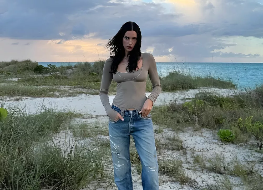 Ирина Шейк показала точеную фигуру в кислотном бикини