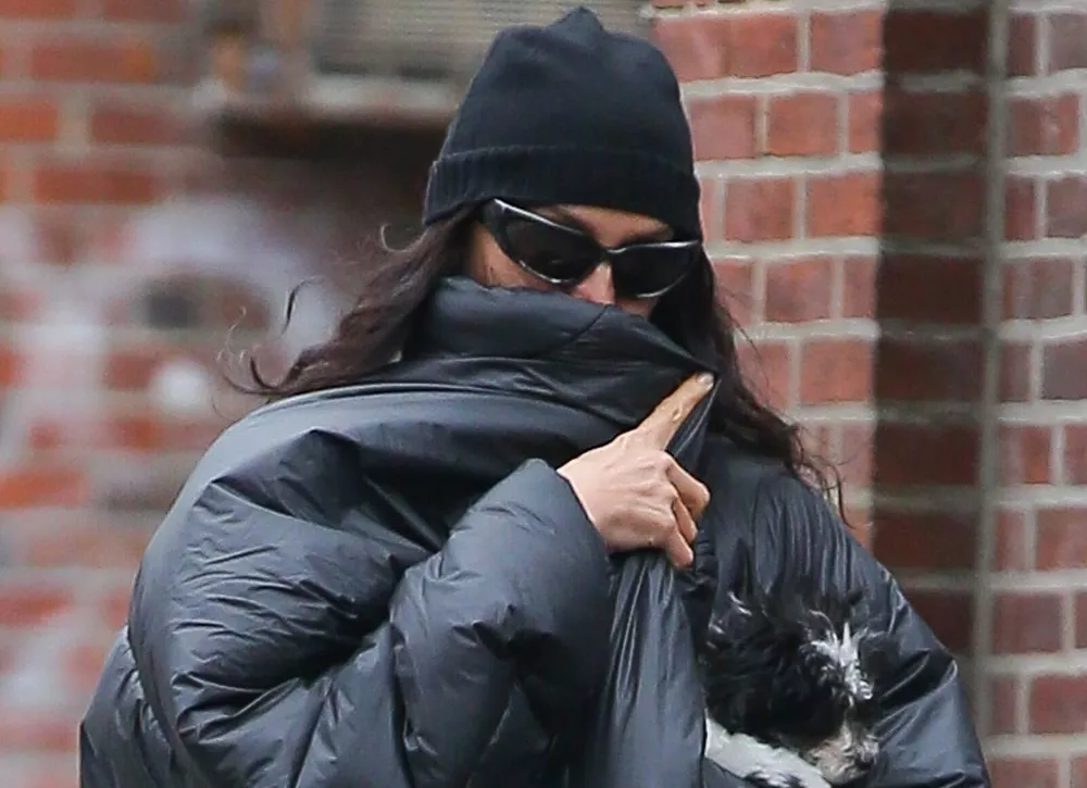 Ирина Шейк скрывается от папарацци на прогулке с новым питомцем