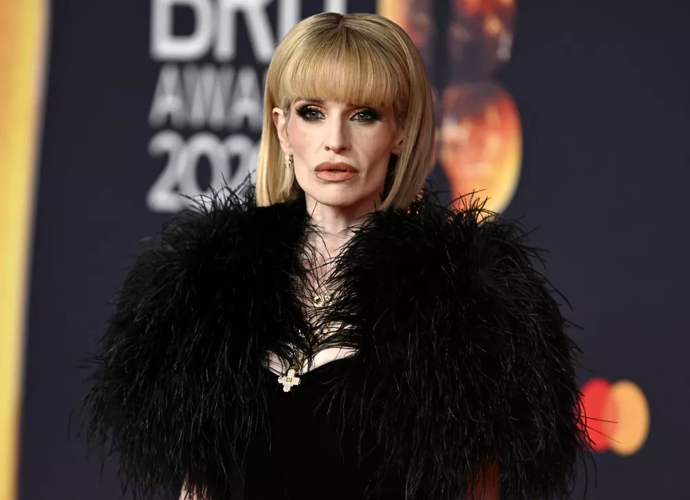 Истощенная Келли Осборн позирует на красной дорожке церемонии вручения премии BRIT Awards