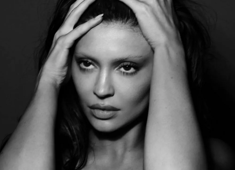 Кайли Дженнер радикально преобразилась, осветлив брови для съемки в глянце