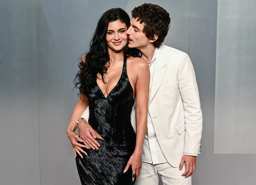 Кайли Дженнер и Тимоти Шаламе посетили вечеринку Vanity Fair в контрастных образах