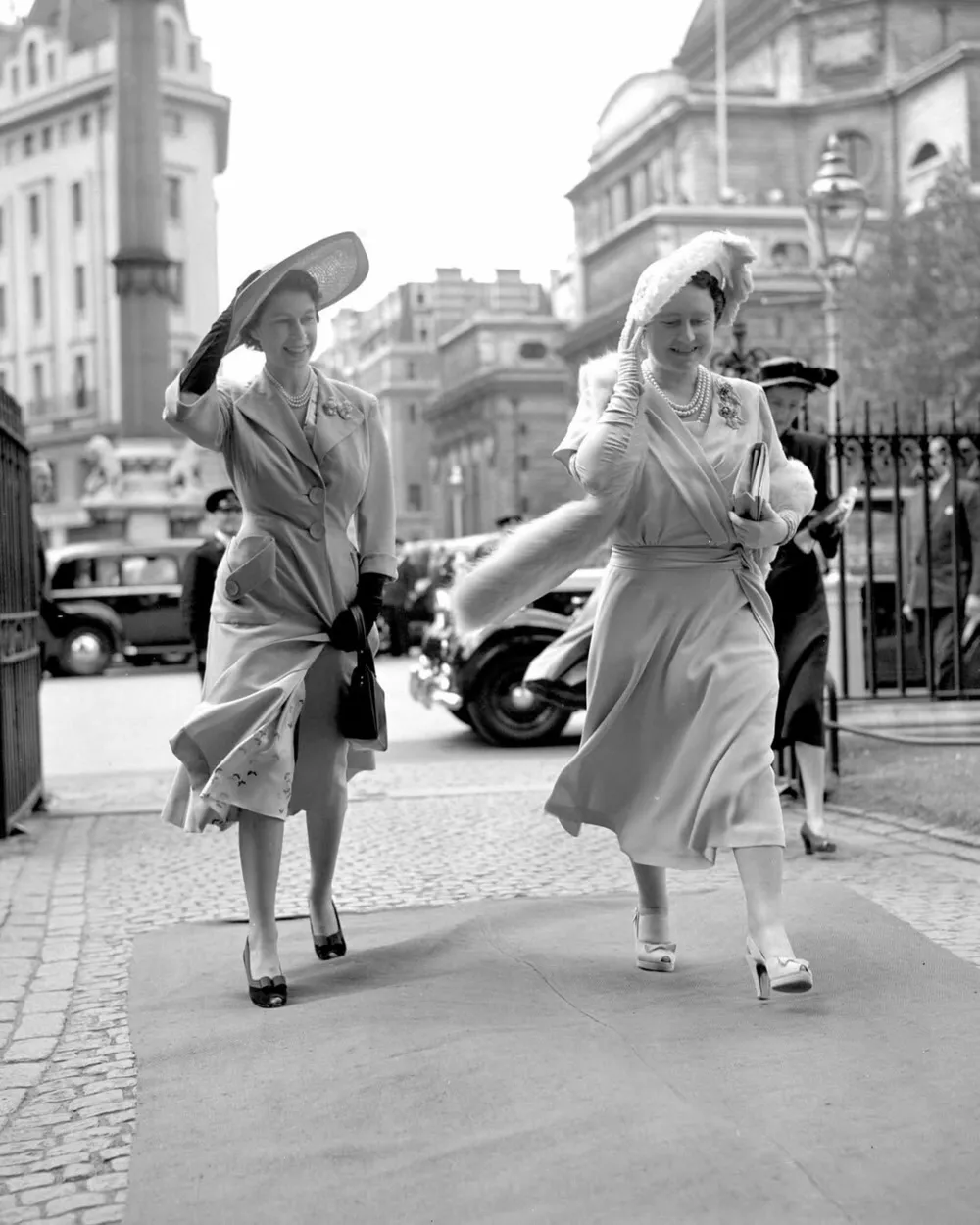 Елизавета II (слева) с королевой-матерью