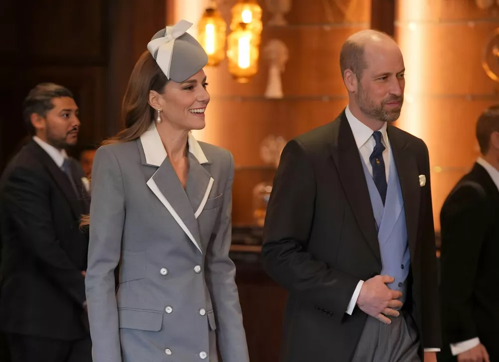 Кейт Миддлтон пришла на встречу в наряде необычного цвета – есть ли скрытый подтекст