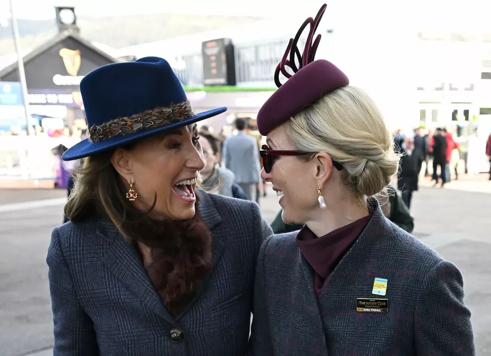 Королева Камилла, мама Кейт Миддлтон и Зара Тиндалл с мужем: наряды знатных дам на ежегодном фестивале в Челтнеме