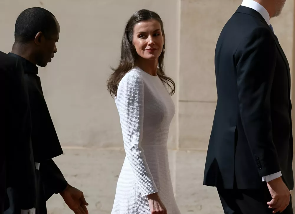 Королева Летиция в белом твидовом платье встретилась с папой римским