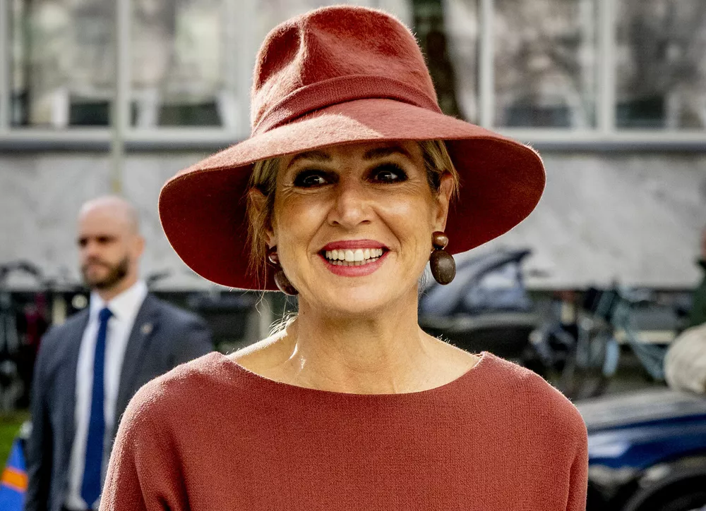 Королева Максима в стильном наряде посетила масштабный праздник в Гааге