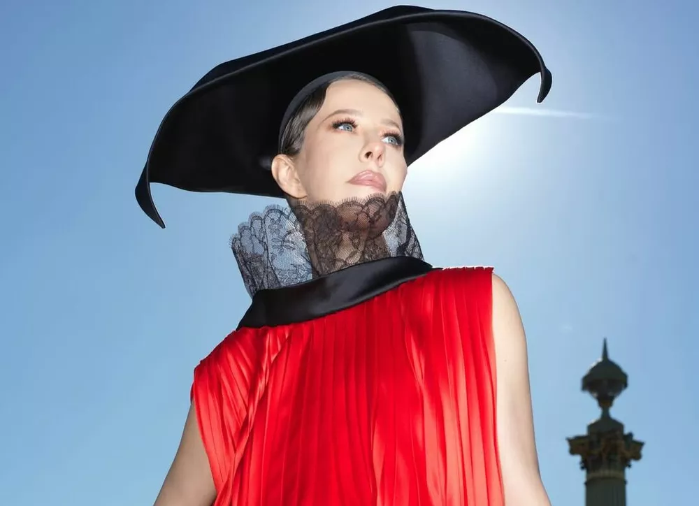 Ксения Собчак показала эффектный наряд с показа Dior и рассказала о дружбе с Джонатаном Андерсоном