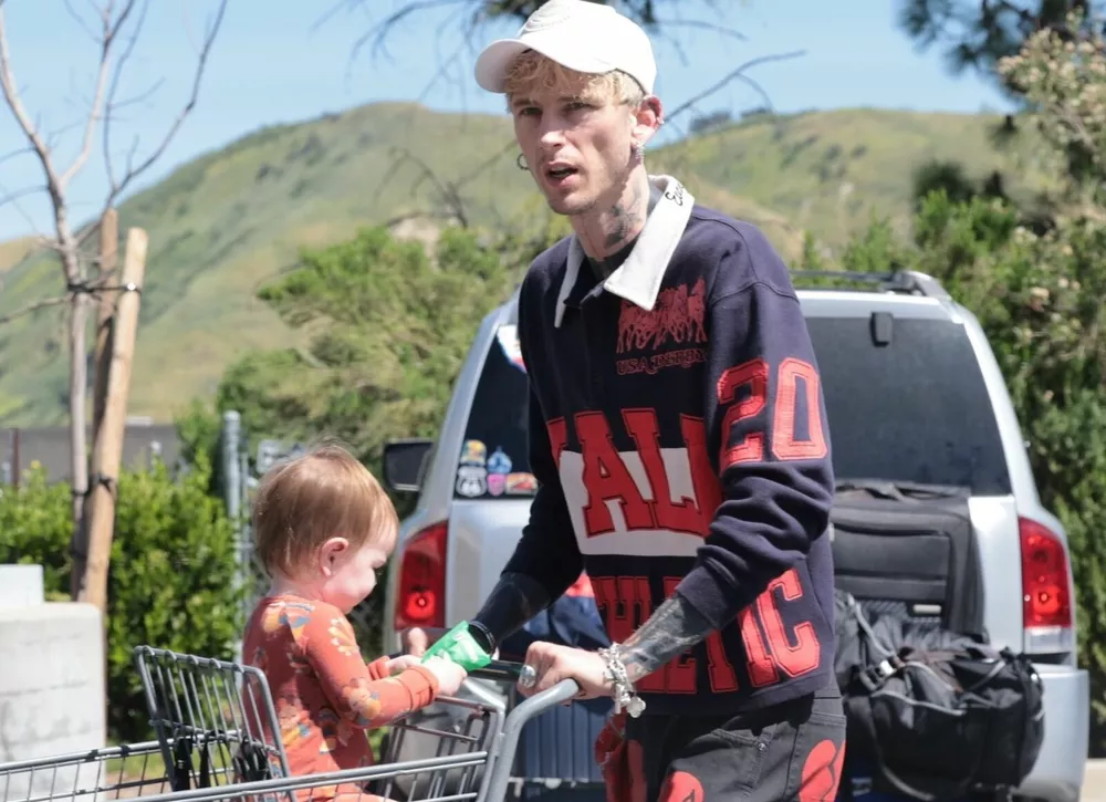 Machine Gun Kelly катает маленькую дочь от Меган Фокс в тележке из супермаркета