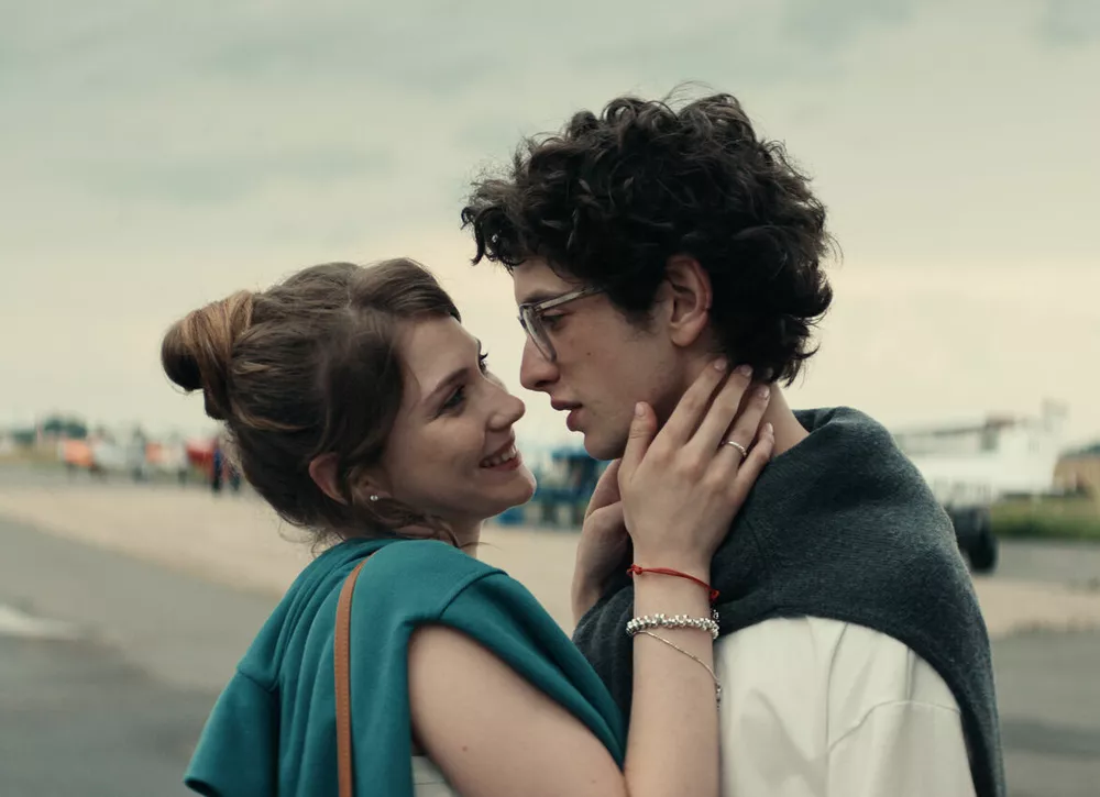 Марк Эйдельштейн прыгает с парашютом над предгорьем Эльбруса в трейлере нового фильма