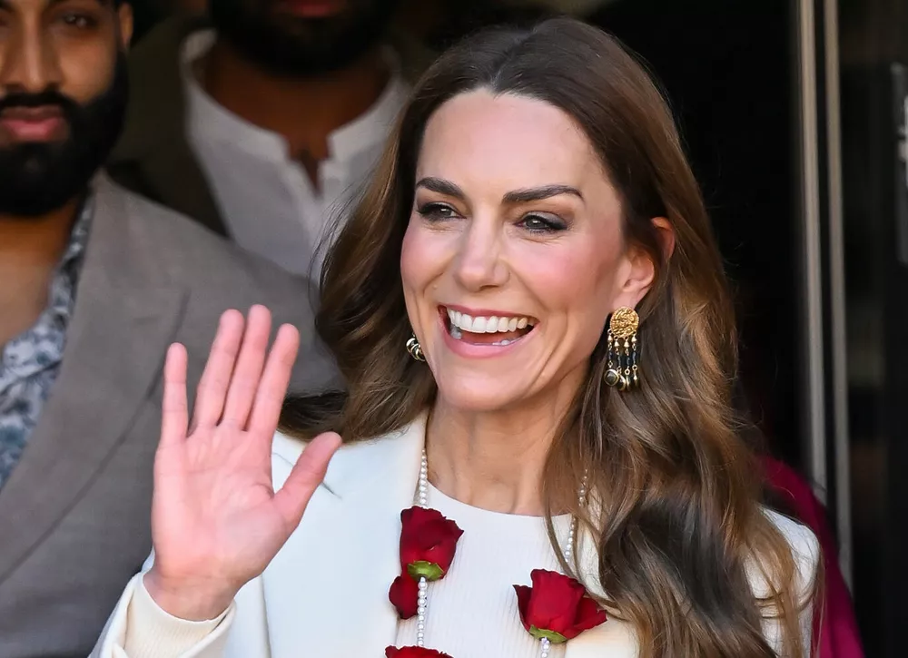 Молочное платье и бусы из роз: Кейт Миддлтон встретилась с индийской общиной