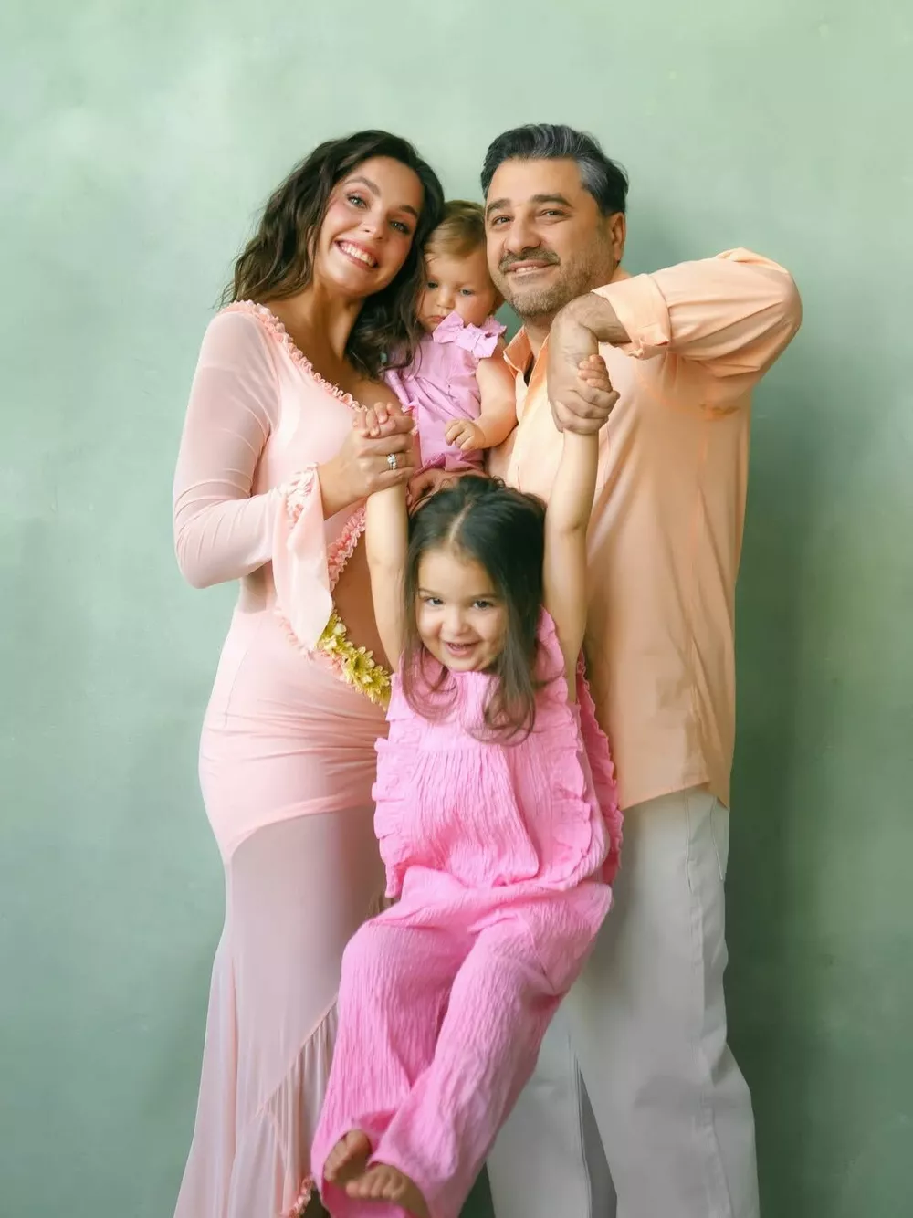 Лиза Моряк и Сарик Андреасян с дочерьми