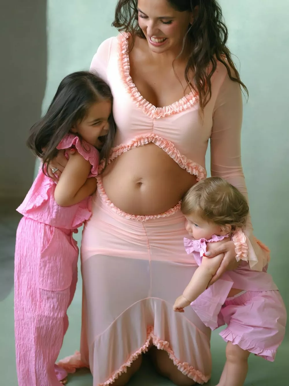 Беременная Лиза Моряк с дочерьми