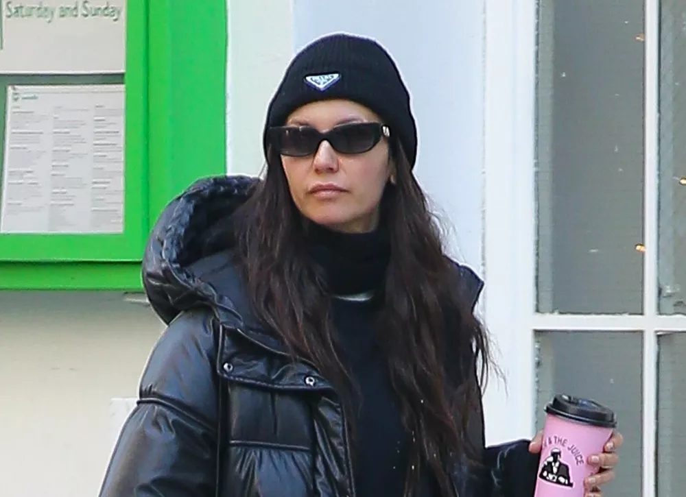 Нина Добрев выгуливает собаку в Нью-Йорке