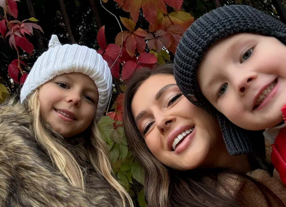 Нюша перевезла детей из Дубая в Москву