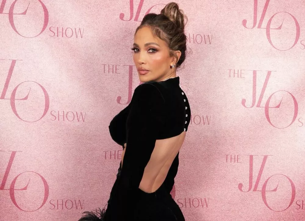 Образ дня: Дженнифер Лопес в бархатном платье с открытой спиной