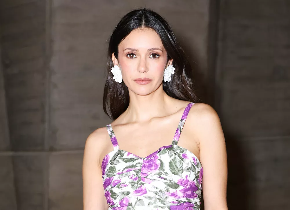 Образ дня: звезда Дневников вампира Нина Добрев в цветочном наряде на показе Chloé 