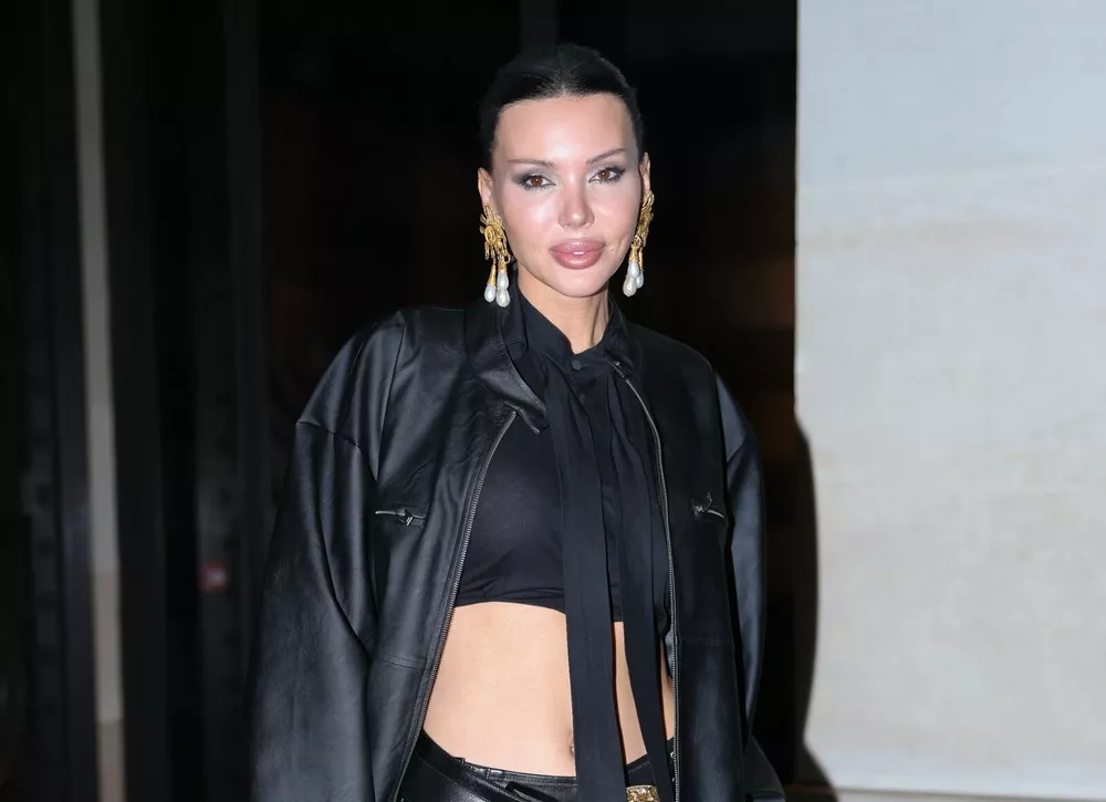 Оксана Самойлова появилась на модной вечеринке в Париже в кожаном образе от Schiaparelli 