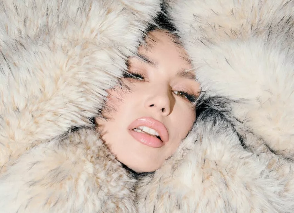 Весна пришла: Ольга Серябкина позирует в бикини на фоне сугробов