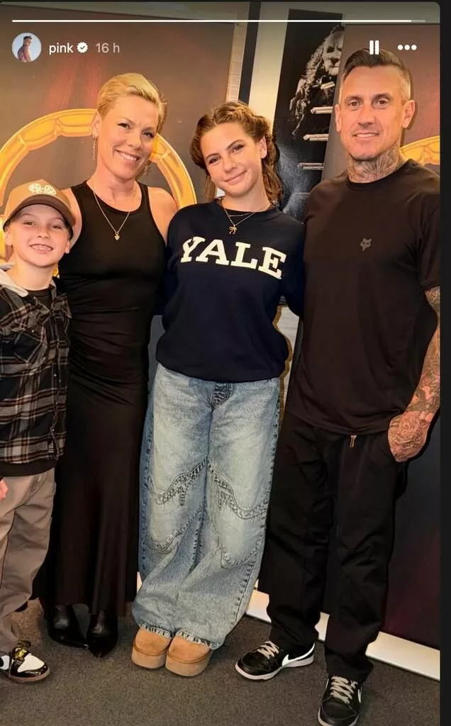Пинк с семьей