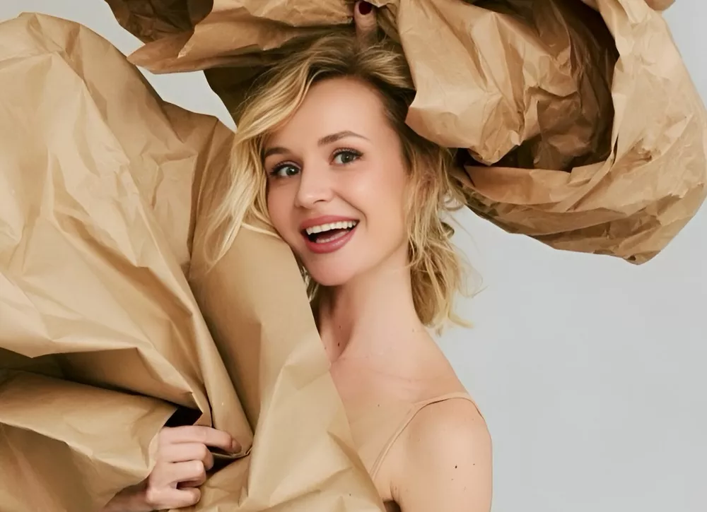 Полина Гагарина отмечает день рождения в наряде из крафт-бумаги