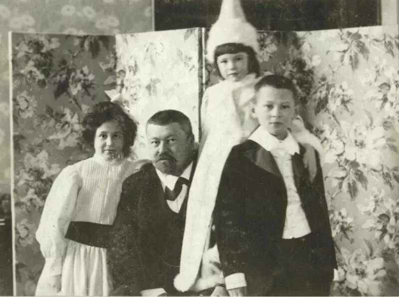 С.Т.Морозов с детьми