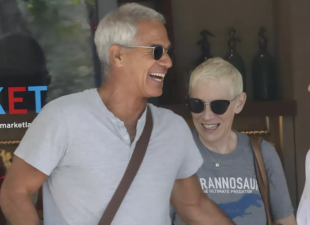 Редкие кадры: легендарная Энни Леннокс на прогулке с мужем