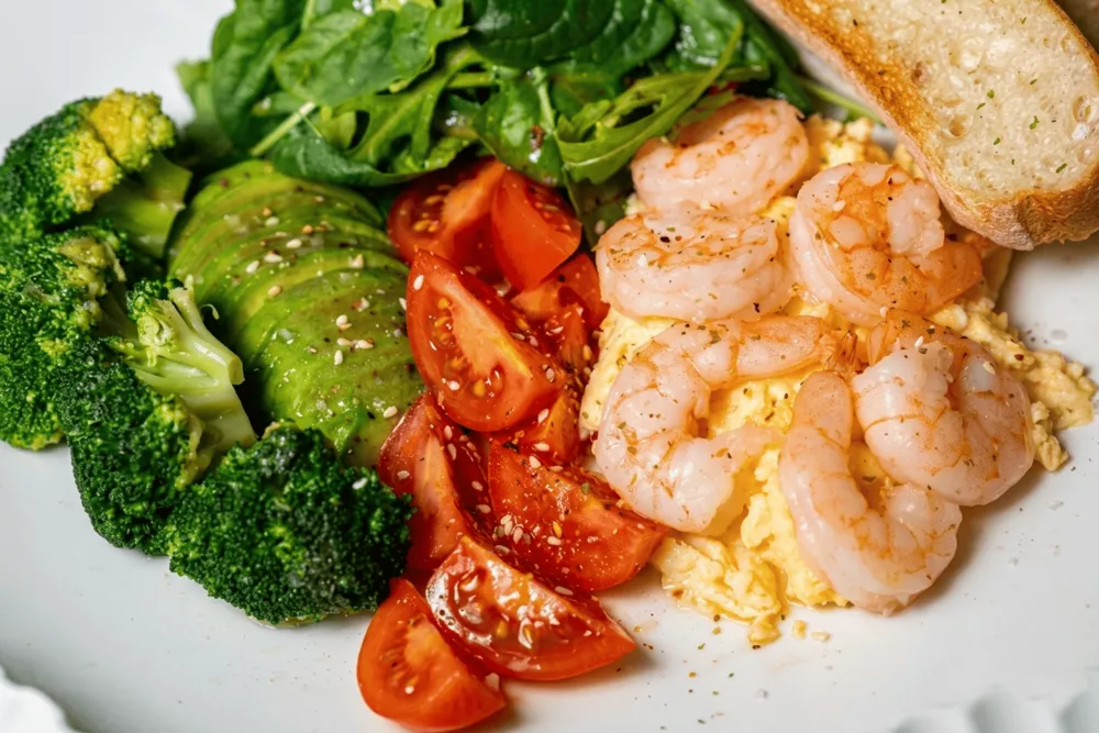 Завтрак "Омлет с креветками и овощами"