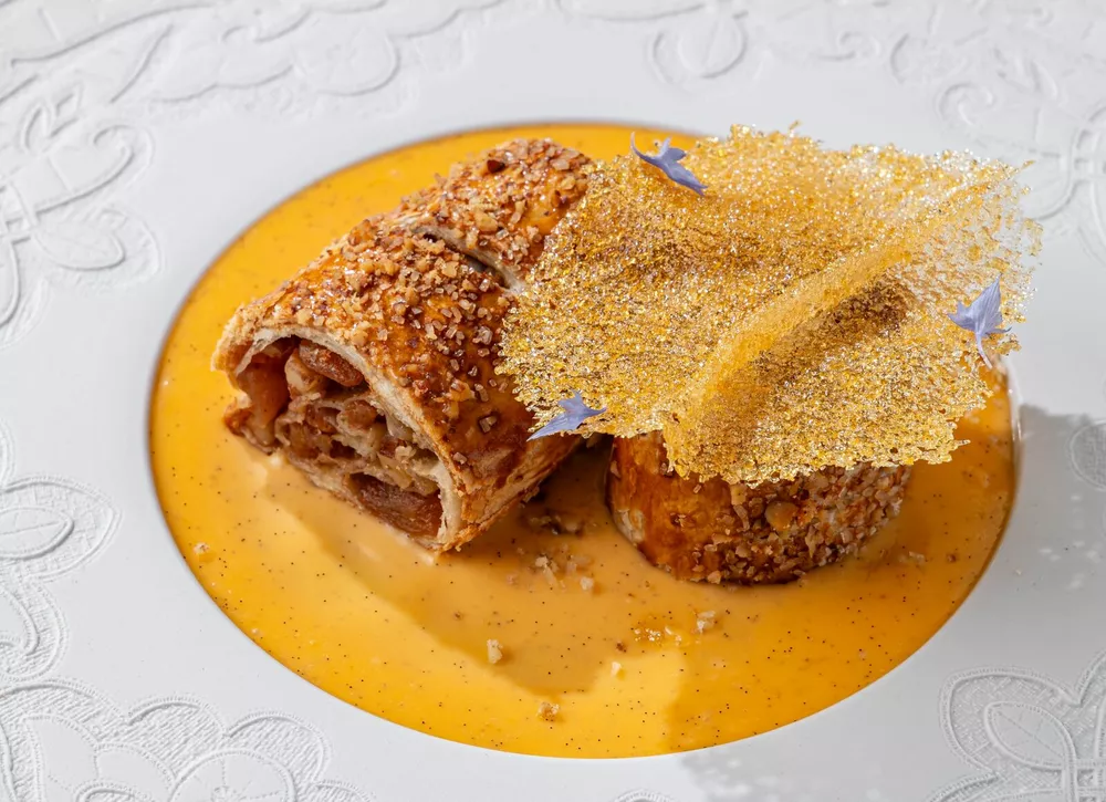 Ресторанные новости весны: морские обеды и коронационный ужин, безлимитный том-ям и латте от Мота