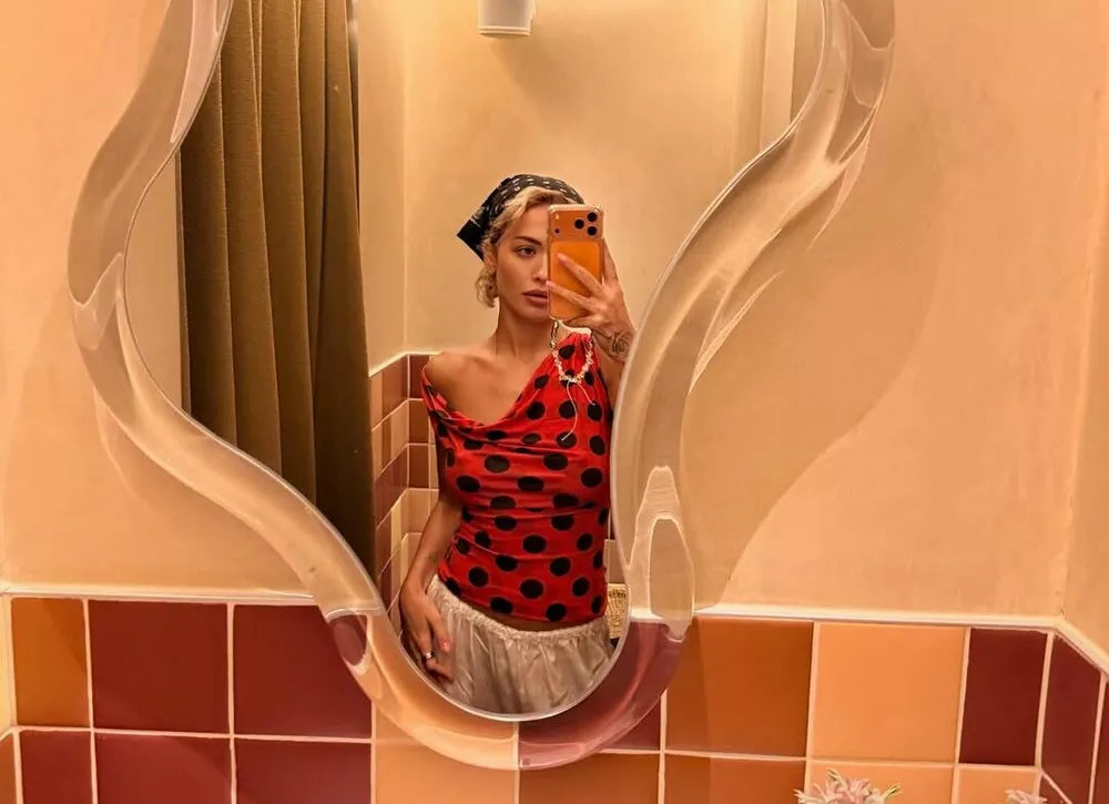 Рита Ора позирует топлес на откровенном селфи перед концертом