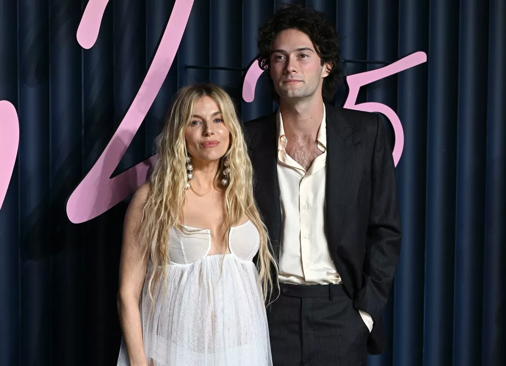 Сиенна Миллер открыто высказалась об отношениях с мужчинами помладше