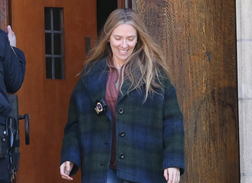 Скарлетт Йоханссон замечена на улице без макияжа