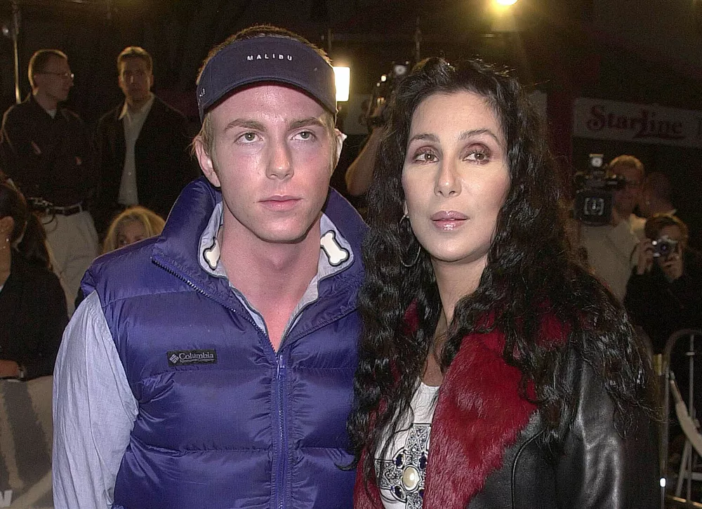 Сын Шэр арестован за беспорядки в школьной столовой — подробности