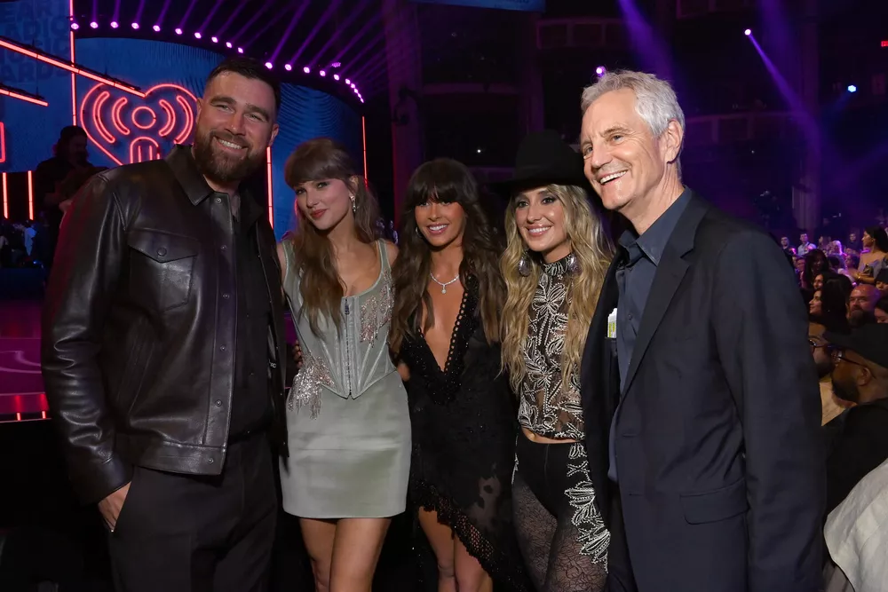 Трэвис и Тейлор с гостями