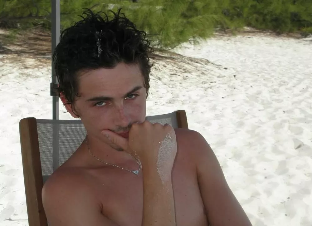 Тимоти Шаламе продемонстрировал подтянутый пресс на пляжных снимках