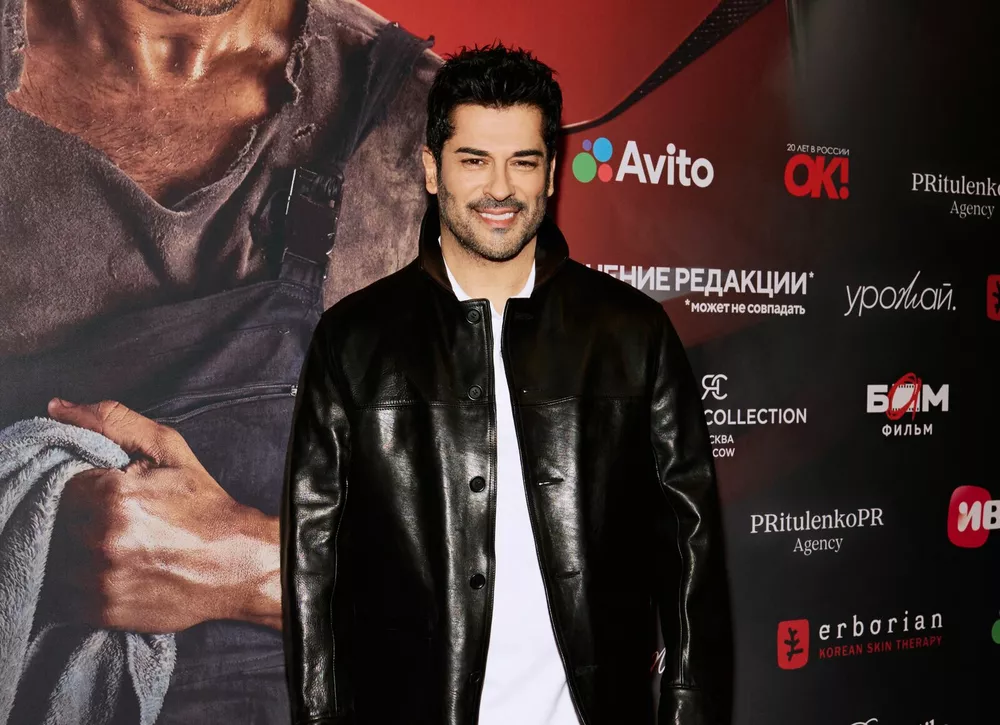 В столице прошла премьера моноспектакля Самая красивая девушка Стамбула с Бураком Озчивитом 