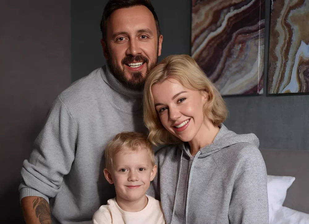 Юлианна Караулова предложила сравнить, на кого больше похож ее сын