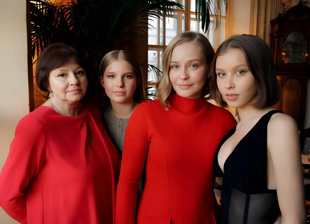 Юлия Пересильд трогательно поздравила с днем рождения маму