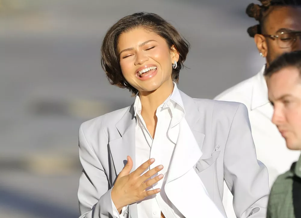 Зендая прячет обручальное кольцо от камер папарацци