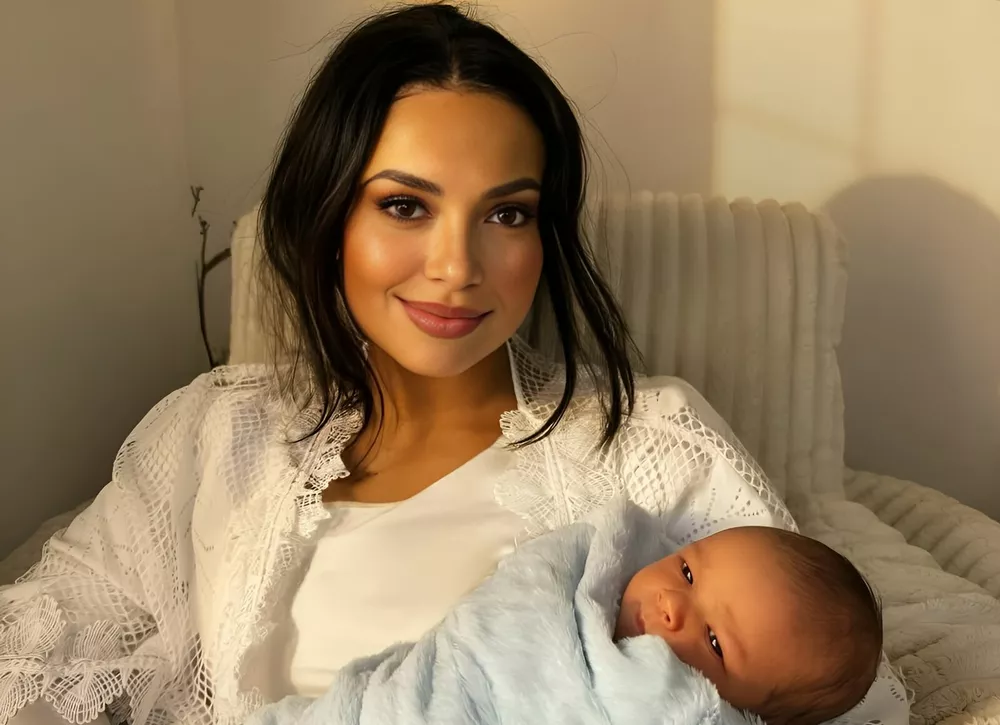 Звезда "Дневников вампира" Кэт Грэм родила первенца и показала фото с младенцем