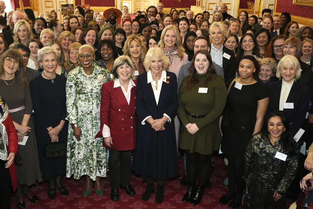 Королева с гостями