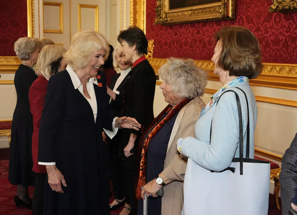 Звезда "Гарри Поттера" Мириам Маргулис встретилась с королевой Камиллой