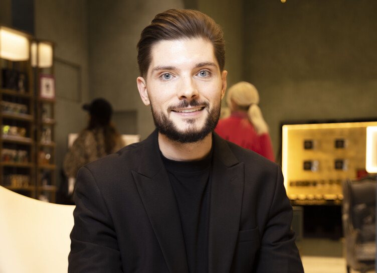 Доктор Олег Абакумов встретился с поклонниками в московском Рив Гош ...