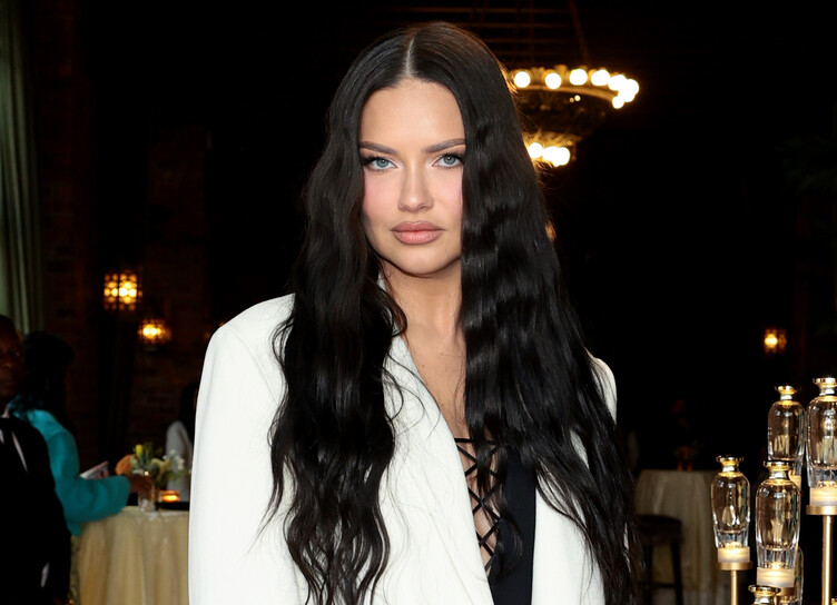 A built Adriana Lima appeared at the presentation of the new Victoria’s Secret fragrance