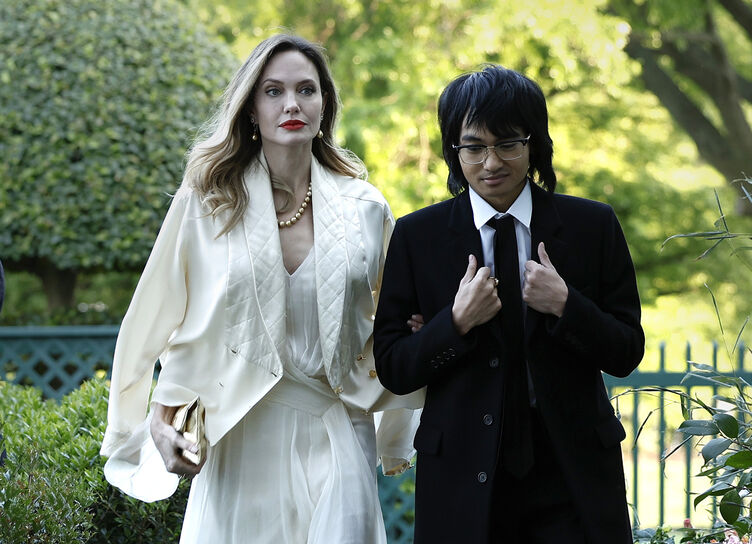 Анджелина Джоли с сыном Мэддоксом появилась на торжественном обеде в Белом доме